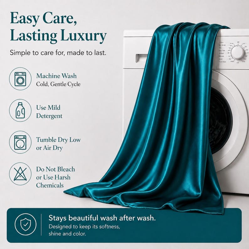 K&ouml;nnte beinhalten: Ein t&uuml;rkisfarbener, seidiger Stoff, der &uuml;ber einer wei&szlig;en Waschmaschine drapiert ist. Das Bild enth&auml;lt den Text "Easy Care, Lasting Luxury" und Pflegehinweise: Maschinenw&auml;sche kalt, mildes Waschmittel verwenden, trocknergeeignet bei niedriger Temperatur und nicht bleichen.