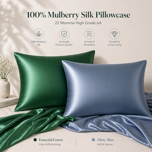 K&ouml;nnte beinhalten: Zwei Seidenkissenbez&uuml;ge, einer smaragdgr&uuml;n und einer nebelblau, werden gezeigt. Der Text oben lautet "100% Mulberry Silk Pillowcase" und "22 Momme High Grade 6A". Der smaragdgr&uuml;ne Kissenbezug ist quadratisch, der nebelblaue rechteckig.