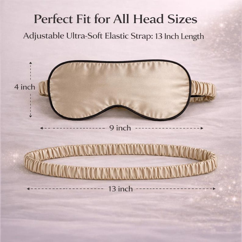 Op de afbeelding: Een beige slaapmasker met een zwarte rand en een verstelbare elastische band. Het masker is 23 cm lang en 10 cm breed. De elastische band is 33 cm lang. Tekst op de afbeelding luidt: "Perfect Fit for All Head Sizes".
