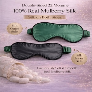 Op de afbeelding: Twee zijden oogmaskers, &eacute;&eacute;n smaragdgroen en &eacute;&eacute;n zwart, met zwarte randen en elastische banden. De tekst luidt "Double-Sided 22 Momme 100% Real Mulberry Silk". Een zak met zijde-cocons is ook zichtbaar.