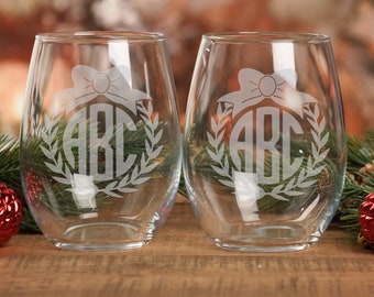 Custom Monogram Christmas Wreath Hand Etched Stemless Wine Glass | Individual or Set | Holiday Gifts | Christmas Gifts | Wedding Gift