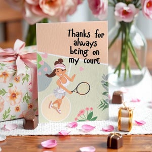 Carte de voeux pour maman jouant au tennis, Modèle modifiable pour les mamans actives, Carte de fête des Mères pour les entraîneurs, Amateurs de tennis sportifs | Fête des Mères