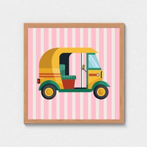 Puede incluir: Un auto-rickshaw amarillo con un interior verde sobre un fondo de rayas rosas y blancas.