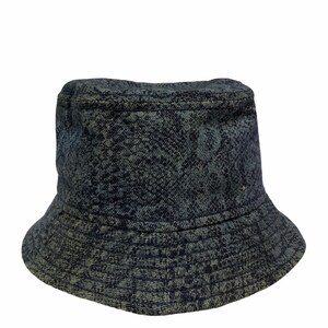 Puede incluir: Un sombrero de pescador de mezclilla con un patrón texturizado en tonos azules y grises. El sombrero tiene una corona redondeada y un ala inclinada hacia abajo. Un accesorio casual.