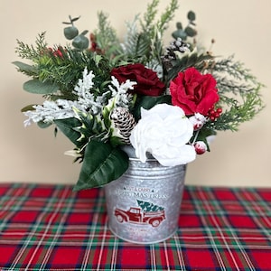 Rustikales Weihnachtsblumengesteck | Red Truck Urlaub Herzstück | Rot & Weiß Winter Bauernhaus Dekor