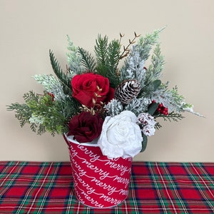 Frohe Weihnachten Blumengesteck | Rote & Weiße Rosen mit Flocked Pine | Rustikales Bauernhaus Urlaub Herzstück