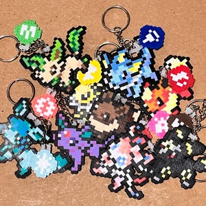 Handgefertigte Perler Bead Schlüsselanhänger, inspiriert von bunten Fox Evolutionen - Glänzende und klassische Farbvarianten erhältlich