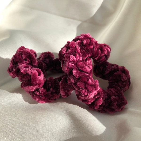 VELVET SCRUNCHIE - FUSHCIA