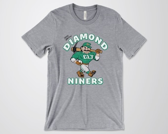 Diamond Niners Baseball Distressed Graphic Tee / Arte Original / Big Norm - Camiseta unisex de algodón