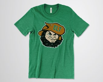 Charlotte 49ers Mascot Head Distressed Graphic Tee / Arte Original / Big Norm - Camiseta Unisex de algodón