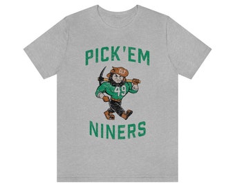 Charlotte 49ers Pick'Em Tee / Camiseta Color Distressed / Camiseta Gráfica / Big Norm / Camiseta Unisex de Algodón