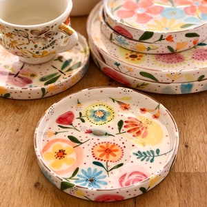 Prato de cerâmica feito à mão com desenho de flores