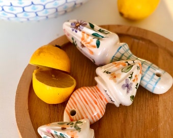 Mini exprimidor de limones de cerámica hecho a mano