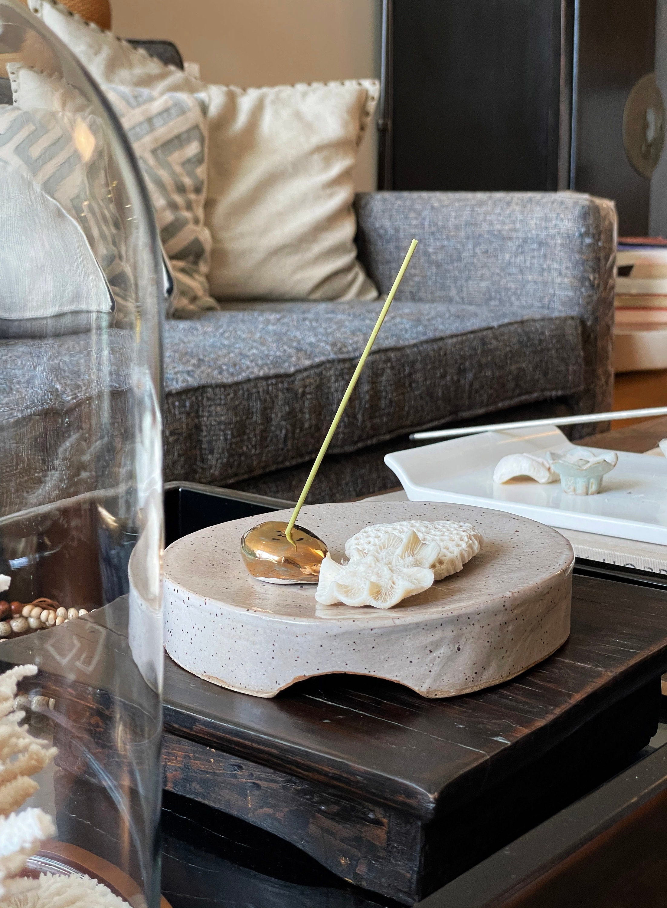 Main en Céramique A Construit Des Cailloux Support d'encens avec L'éclat d'or de 22K