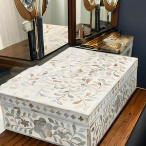 Scatola decorativa con intarsi floreali in madreperla bianca - Portagioie fatto a mano - Scatola portagioie in legno - Mobili con intarsi in osso