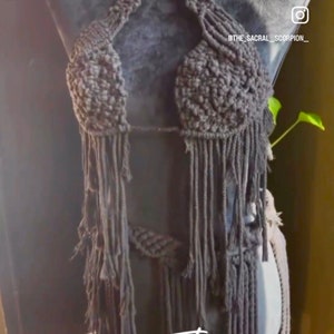 Op de afbeelding: Een grijs geh&auml;keld haltertop met franjes. Het topje wordt getoond op een mannequin. De tekst "The Sacral Scorpion" is zichtbaar in de rechterbenedenhoek van de afbeelding.