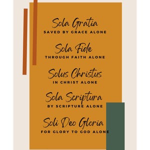 Puede incluir: Una impresión artística con fondo crema y un rectángulo color mostaza. El texto dice "Sola Gratia, Sola Fide, Solus Christus, Sola Scriptura, Soli Deo Gloria" con sus traducciones al inglés. Rectángulos verticales marrones y verdes acentúan el diseño.