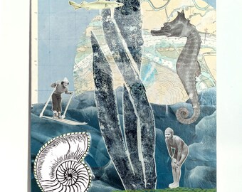 Puede incluir: Obra de arte de técnica mixta con un collage de un mapa, un caballito de mar, un tiburón, un esquiador, un nadador y una concha de nautilus. La obra tiene una combinación de colores azul y verde con una apariencia texturizada.