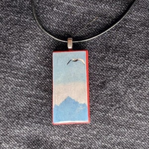 Colgante de azulejos de dominó de madera de pájaro y montaña