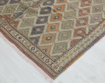 Alfombra Kilim turca vintage de 5x8: Alfombra de lana tejida a mano con tejido plano.