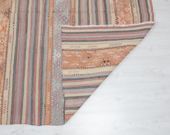 Alfombra Kilim turca vintage de 5x8: Alfombra geométrica de lana en tonos pastel tejida a mano.