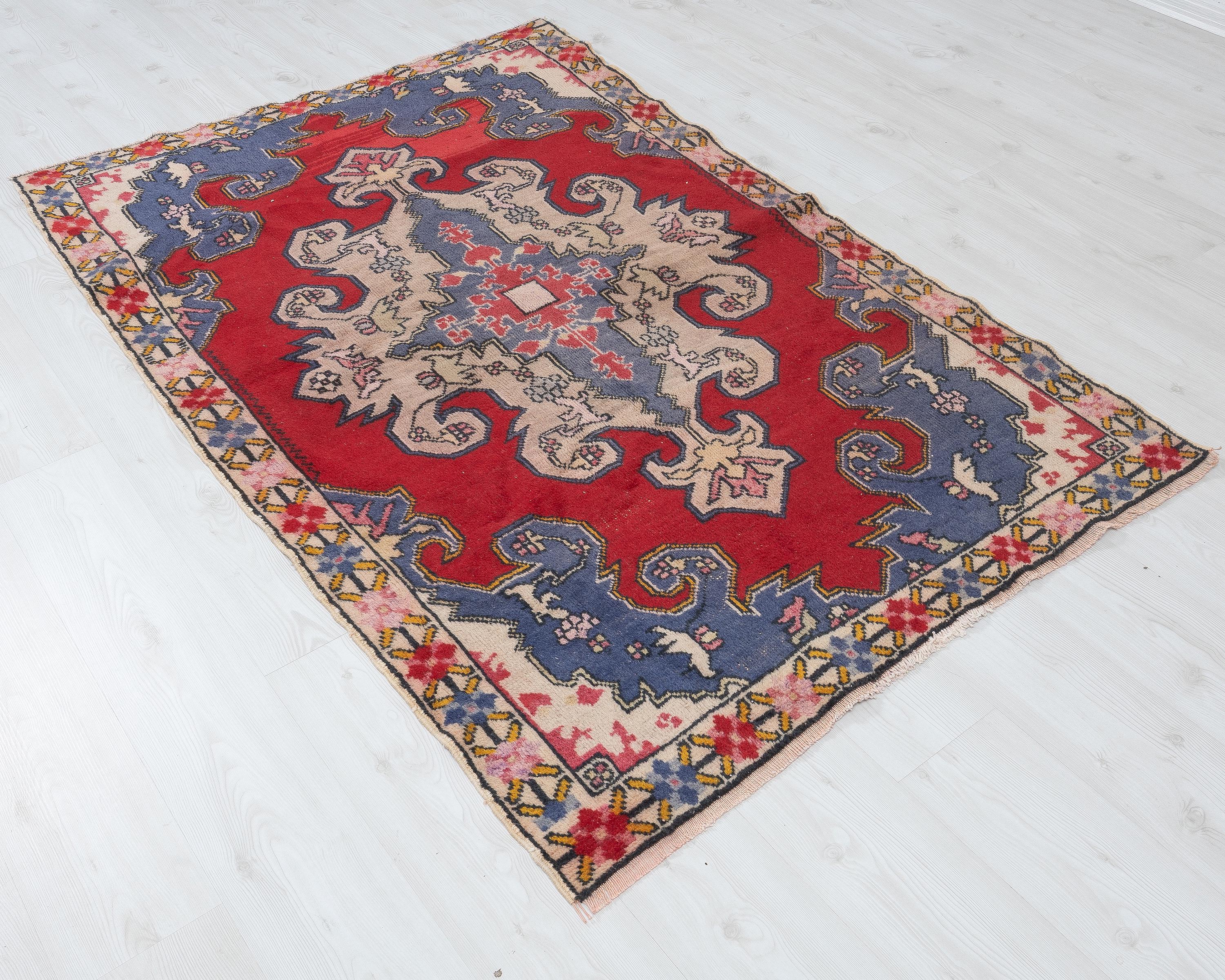 華やかレッド✳︎ 45×84✳︎ ブルーフラワー　トルコヴィンテージラグ 華やかレッド 45×84 ブルーフラワー トルコヴィンテージラグ