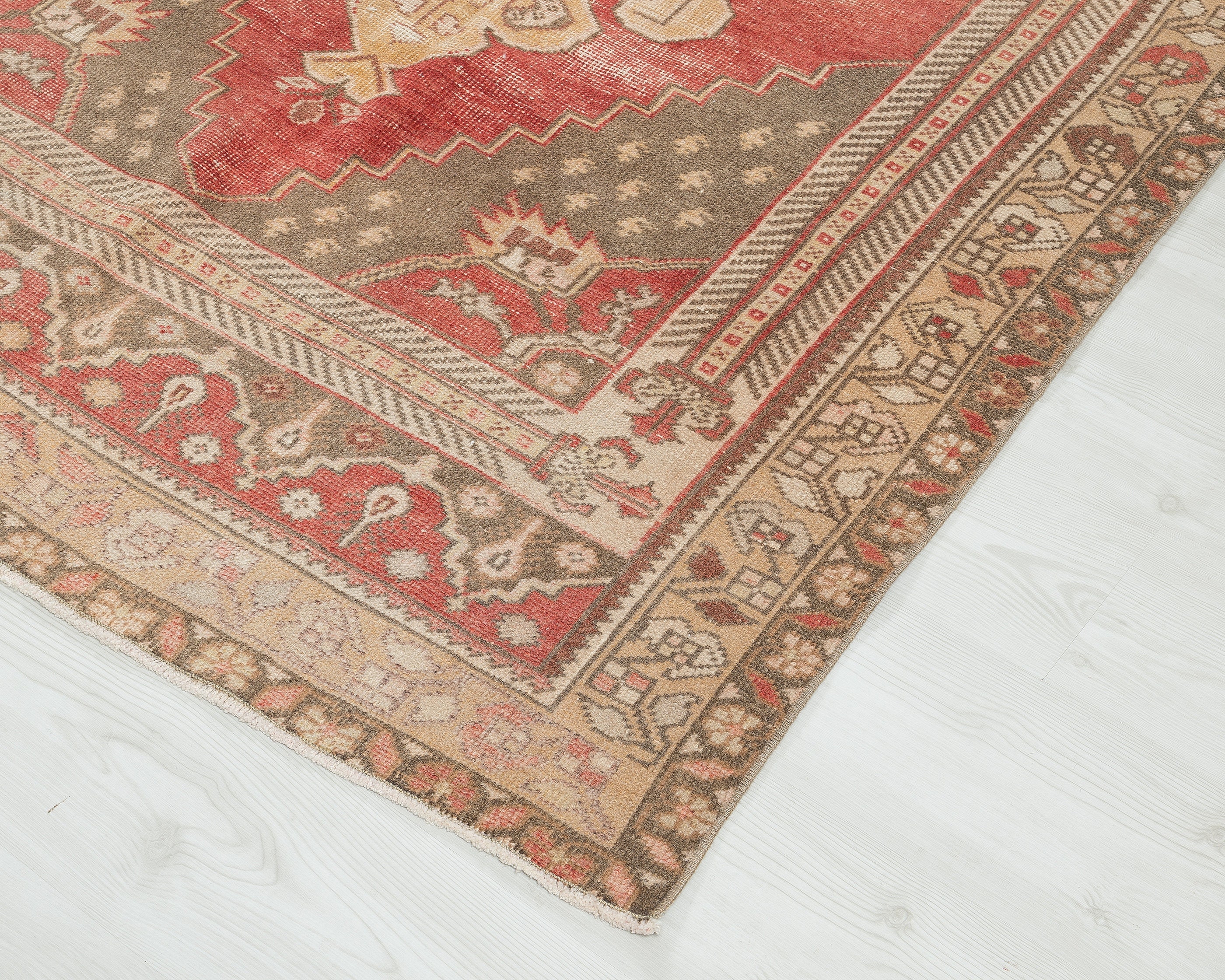 赤いトルコ産ウシャクラグ：4x8インチのヴィンテージアナトリアウール