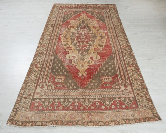 赤いトルコ産ウシャクラグ：4x8インチのヴィンテージアナトリアウール