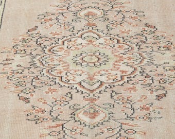 Alfombra turca vintage de 5x8: Alfombra de lana tejida a mano color beige.