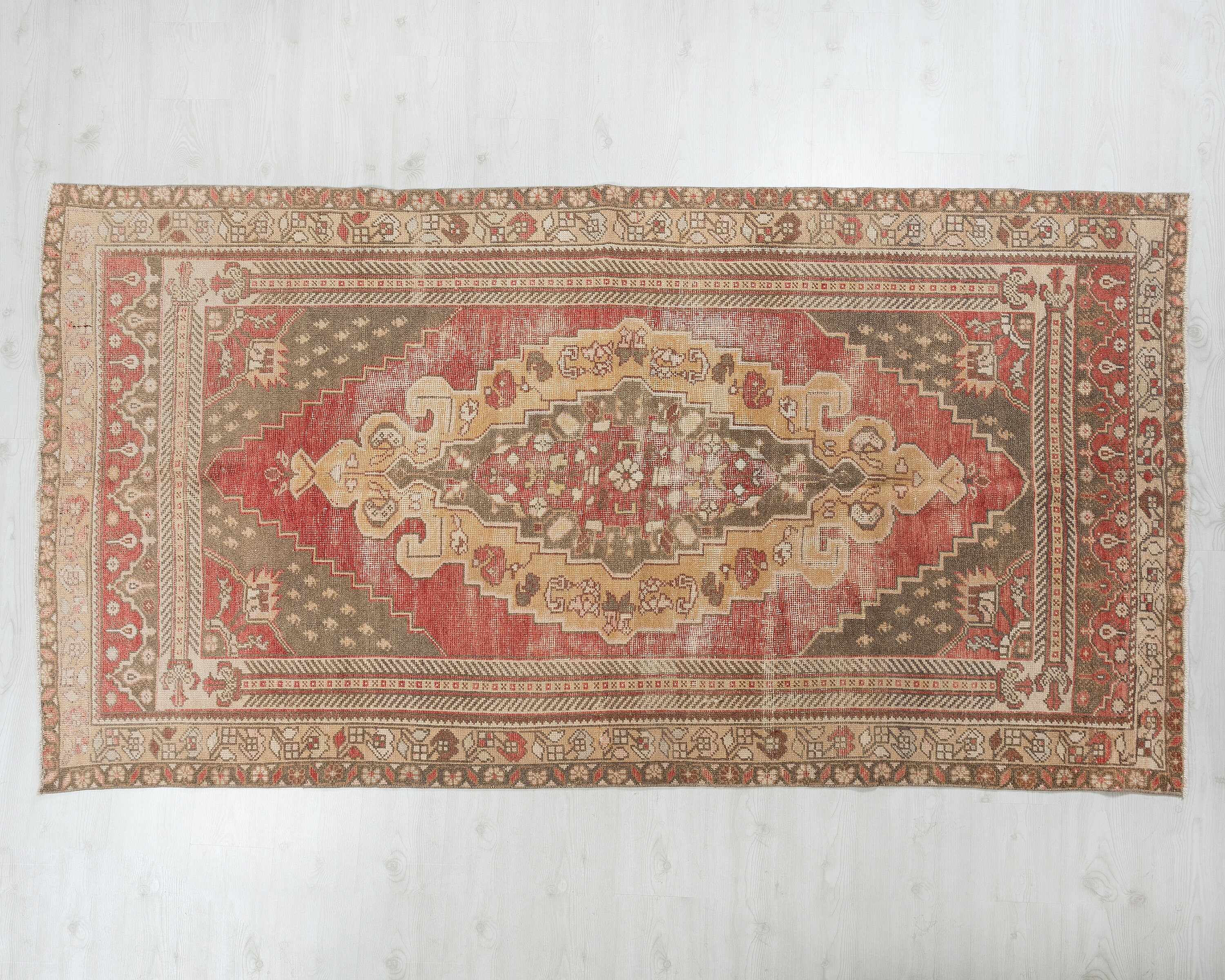 赤いトルコ産ウシャクラグ：4x8インチのヴィンテージアナトリアウール