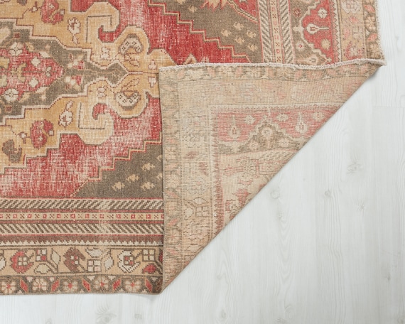 赤いトルコ産ウシャクラグ：4x8インチのヴィンテージアナトリアウール