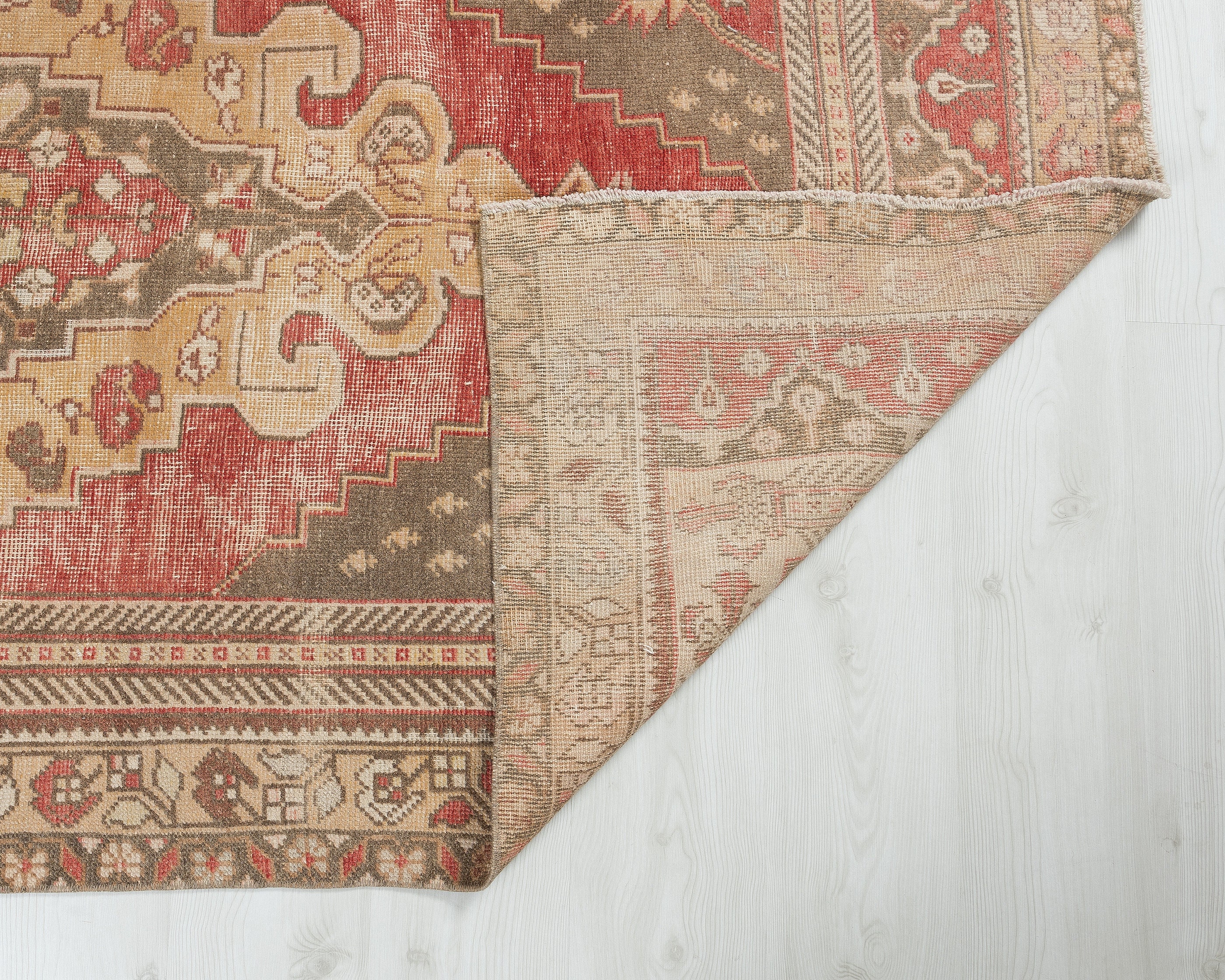 赤いトルコ産ウシャクラグ：4x8インチのヴィンテージアナトリアウール