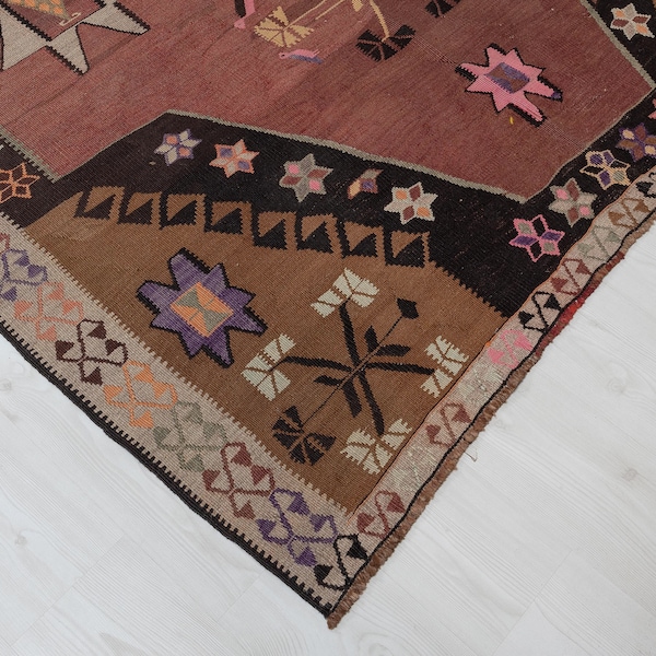 Alfombra Kilim turca vintage de 6x13: Alfombra geométrica de lana marrón y negra tejida a mano.