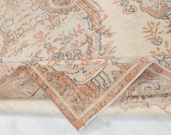 Alfombra turca vintage de 5x8: Alfombra de lana tejida a mano color beige.