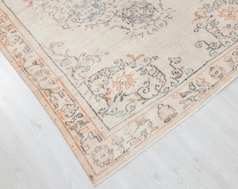 Alfombra turca vintage de 5x8: Alfombra de lana tejida a mano color beige.