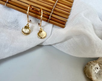 BEACH GOLD PEARL SEASHELL STUD EARRNGS
