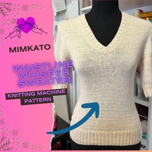 Puede incluir: Un suéter color crema de manga corta con cuello en V, exhibido en un maniquí. El suéter presenta una cintura y puños acanalados. La imagen incluye el texto "MIMKATO Waistline Whisper Sweater Knitting Machine Pattern."