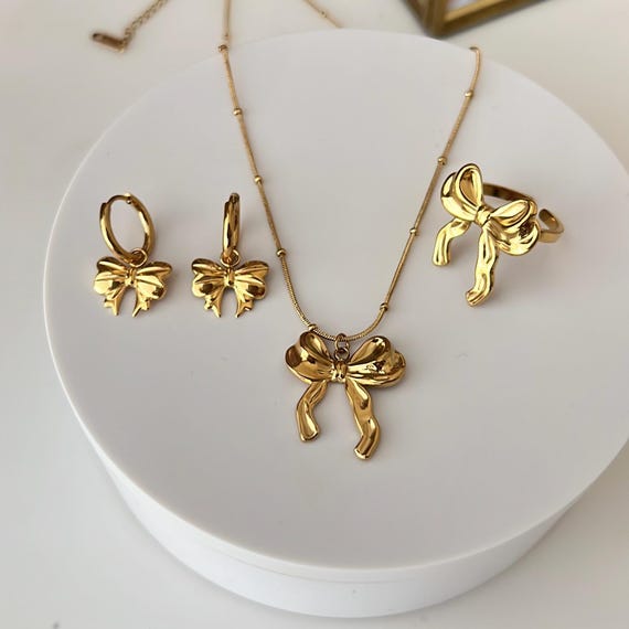 Parure Bijoux Plaqué Or Avec Strass Fleuri - Collier + Boucles D'oreilles, Neuf Avec étiquettes (marque CM)