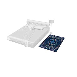 Può includere: Un letto bianco con un piumino bianco e due cuscini bianchi. Un tappeto blu con un motivo floreale è sul pavimento davanti al letto. Una lampada bianca è sul lato destro del letto.