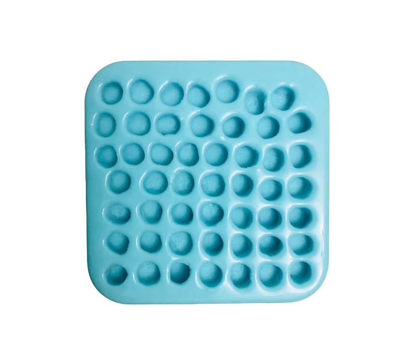 Pu&ograve; includere: Uno stampo in silicone quadrato di colore azzurro con una griglia di quarantanove piccole cavit&agrave; circolari disposte in sette file e sette colonne, progettato per la creazione di forme sferiche uniformi o piccoli oggetti decorativi.