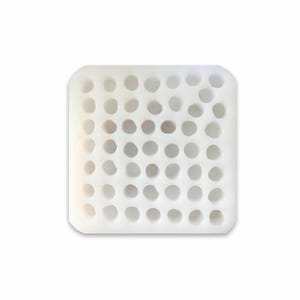 Pu&ograve; includere: Uno stampo in silicone bianco semitraslucido di forma quadrata con una griglia di quarantanove cavit&agrave; circolari disposte in sette righe e sette colonne. Lo stampo presenta angoli arrotondati e una finitura opaca e liscia.