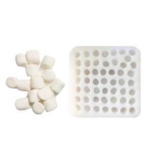 Pu&ograve; includere: Uno stampo in silicone bianco con una griglia di trentasei cavit&agrave; circolari disposte in uno schema quadrato, posizionato accanto a un piccolo mucchio di marshmallow bianchi cilindrici che corrispondono alle dimensioni delle aperture.