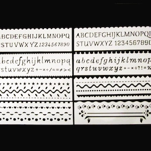 Könnte beinhalten: Ein Satz mit sechs weißen Kunststoff-Schablonen mit verschiedenen Designs. Die Schablonen beinhalten zwei Sätze mit Alphabetbuchstaben, Zahlen und Symbolen sowie vier verschiedene Randdesigns.