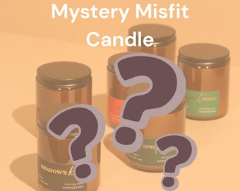 Vela misteriosa Misfit / Velas literarias con descuento / Cera de soja y coco / Aroma sorpresa