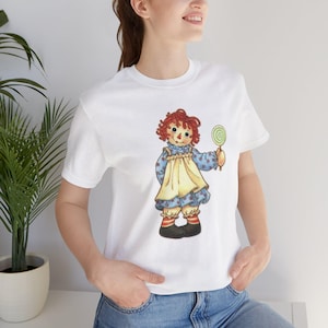 Camiseta retro de Raggedy Ann, camiseta vintage de muñeca de dibujos animados, top infantil nostálgico, camiseta unisex de manga corta con diseño de cuento de hadas.