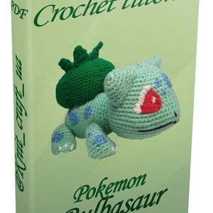 Könnte beinhalten: Häkelanleitung als PDF für die Herstellung eines grünen Pokemon Bulbasaur. Das Cover zeigt einen gehäkelten Bulbasaur mit einem roten Auge und einer grünen Zwiebel auf dem Rücken.