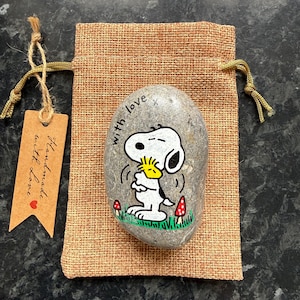 Snoopy & Woodstock Hug Hand Painted With Love Pebble/ Stone/ Rock. Comes with hessian gift bag. Gift, Keepsake, Paperweight