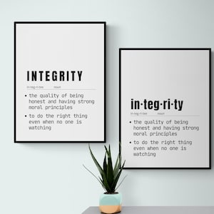 Könnte beinhalten: Zwei gerahmte Schwarz-Weiß-Drucke mit dem Wort "INTEGRITY" und seiner Definition. Die Definition beinhaltet die Qualität, ehrlich zu sein und starke moralische Grundsätze zu haben. Eine kleine Topfpflanze steht darunter.