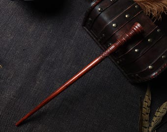 Varita de madera de padauk hecha a mano – 31 cm de largo, diseño único.