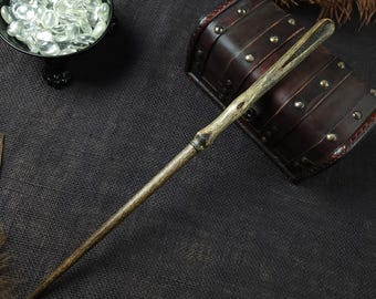 Varita de madera de álamo hecha a mano con incrustaciones de latón - Diseño único de 15"